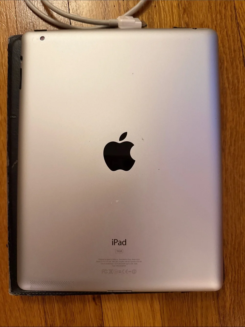 Apple iPad Second Generation 16gb with White USB Cable